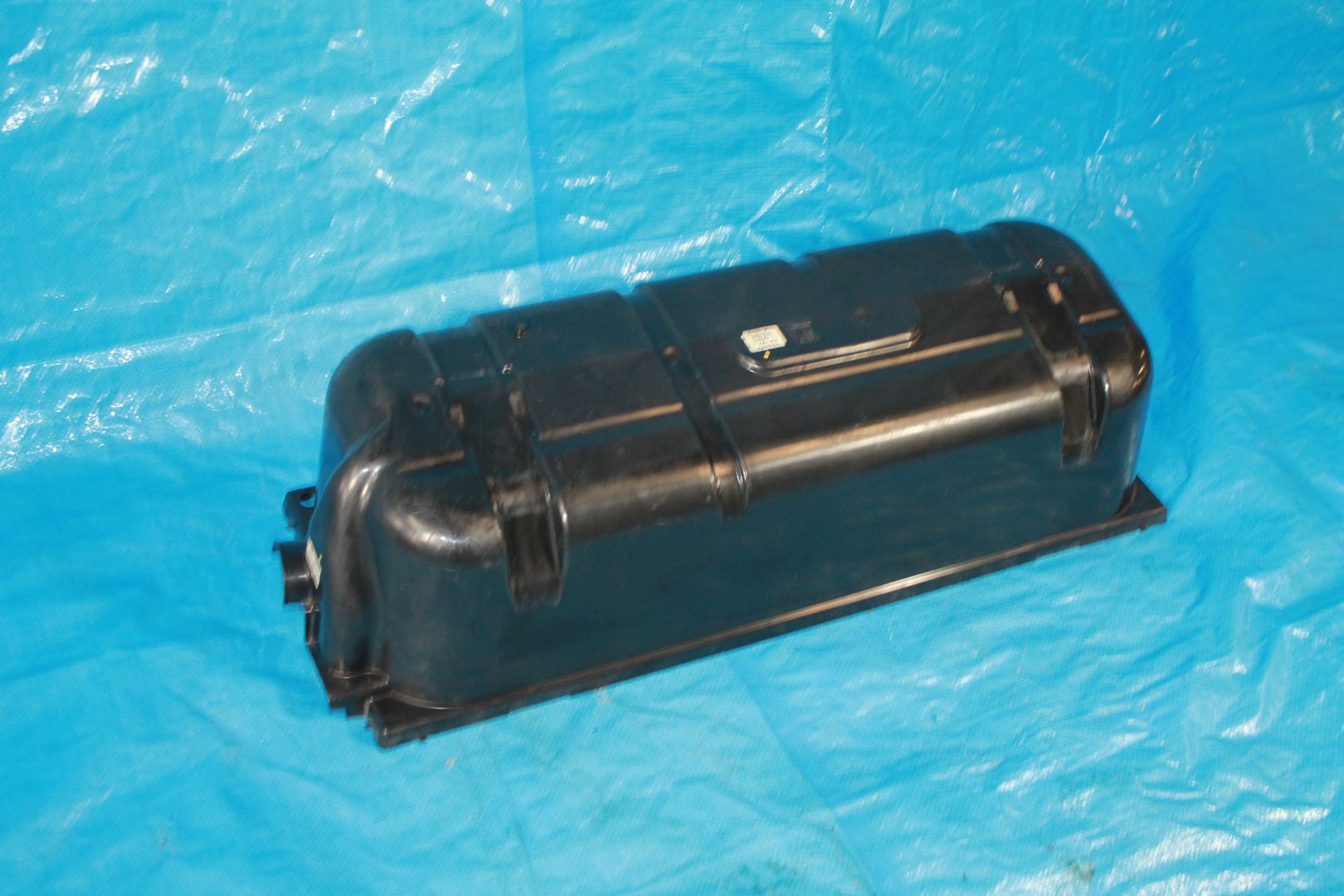 0406 PONTIAC GTO GAS TANK FUEL CELL PLASTIC SHELL TRAY TOP COVER LID